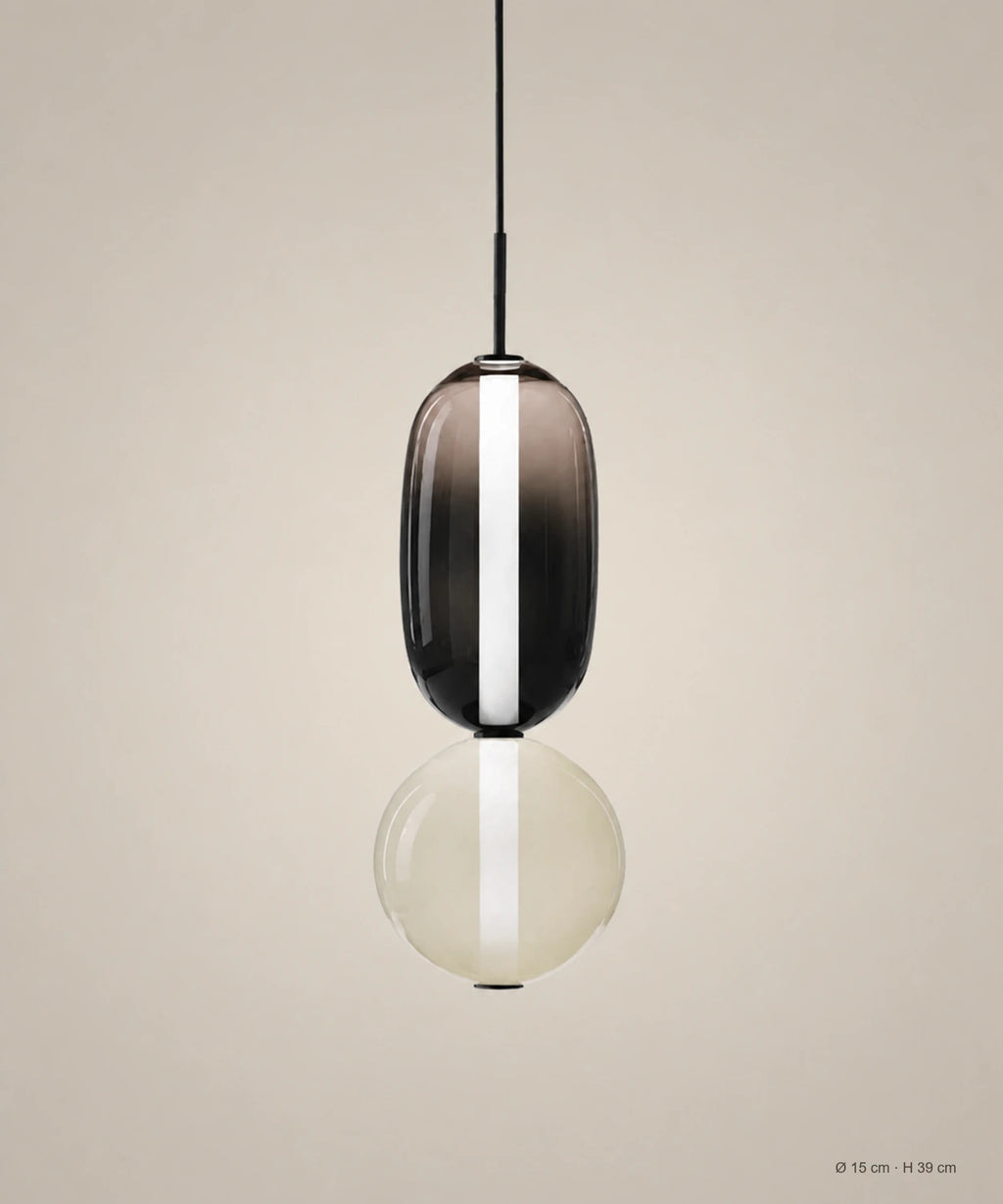 Suspension 2 perles fumé et ambre sur fond studio grège, Ø 15 cm, H 39 cm