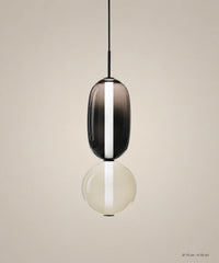 Suspension 2 perles fumé et ambre sur fond studio grège, Ø 15 cm, H 39 cm