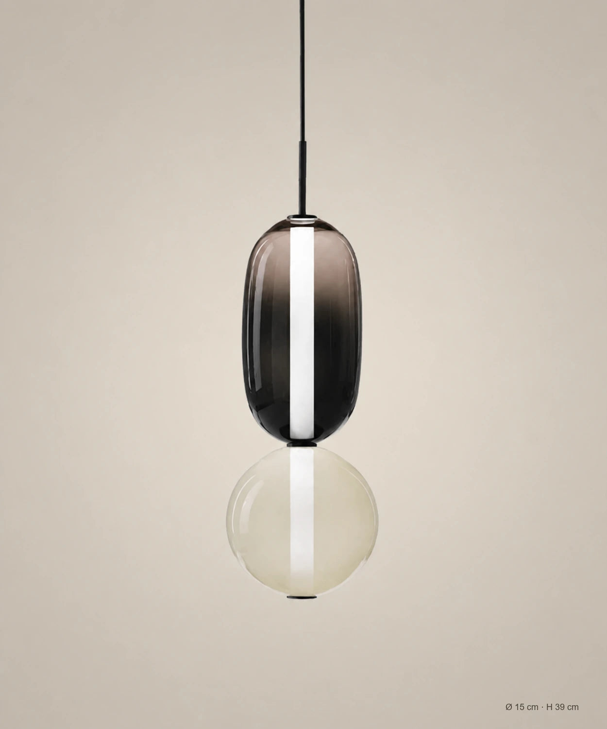 Suspension 2 perles fumé et ambre sur fond studio grège, Ø 15 cm, H 39 cm