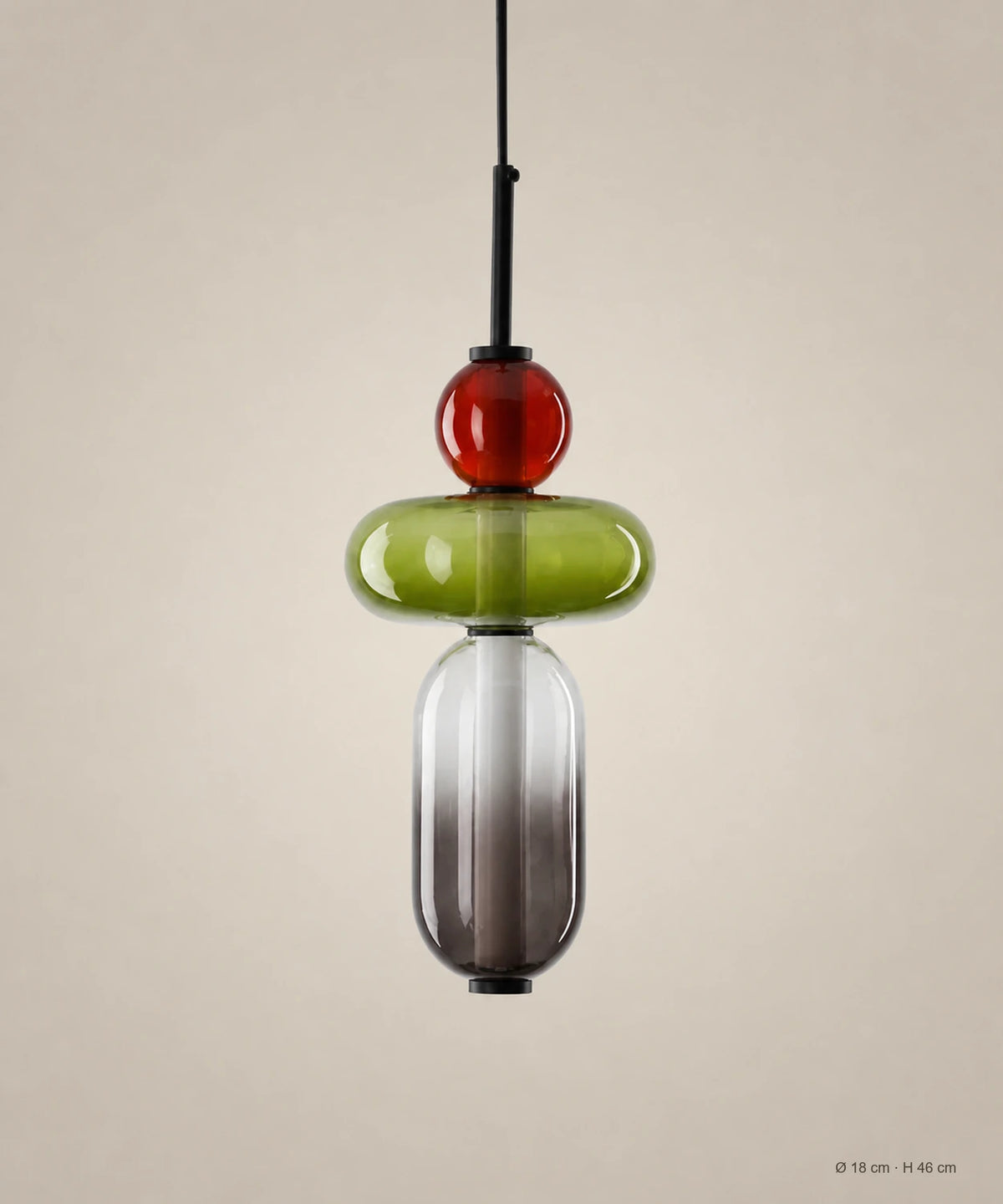 Suspension 3 perles rouge, vert olive et fumé sur fond studio grège, Ø 18 cm, H 46 cm