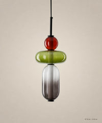 Suspension 3 perles rouge, vert olive et fumé sur fond studio grège, Ø 18 cm, H 46 cm