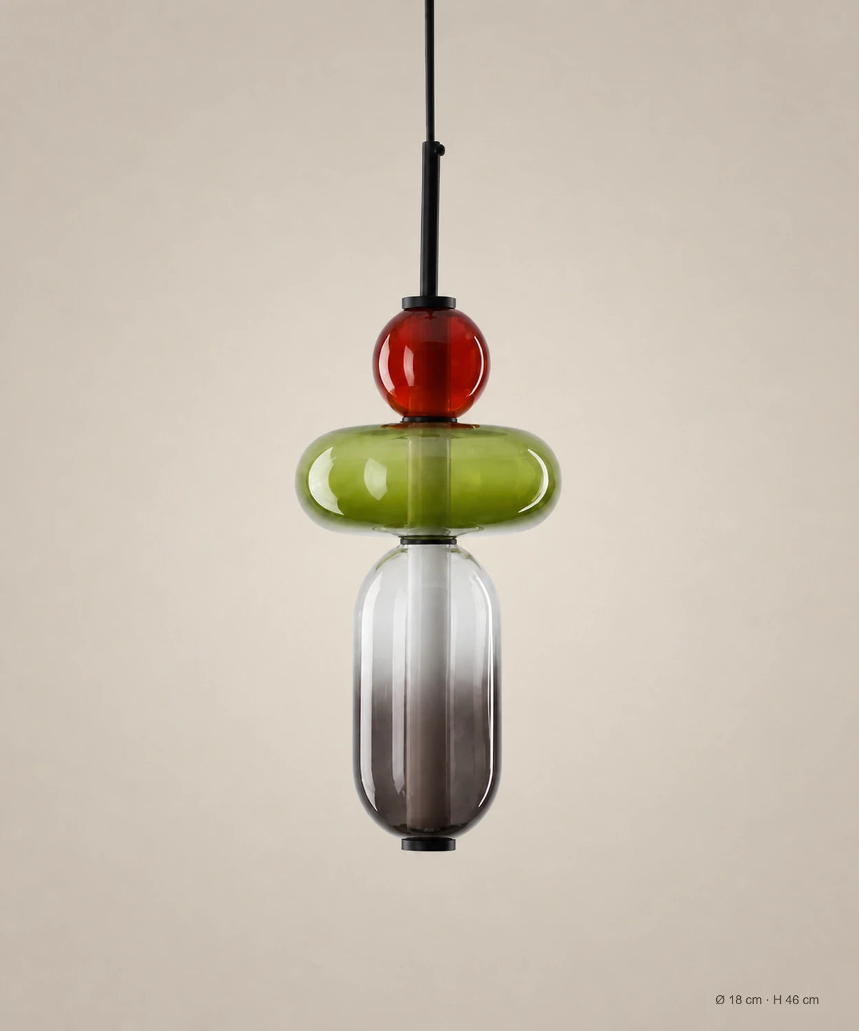 Suspension 3 perles rouge, vert olive et fumé sur fond studio grège, Ø 18 cm, H 46 cm