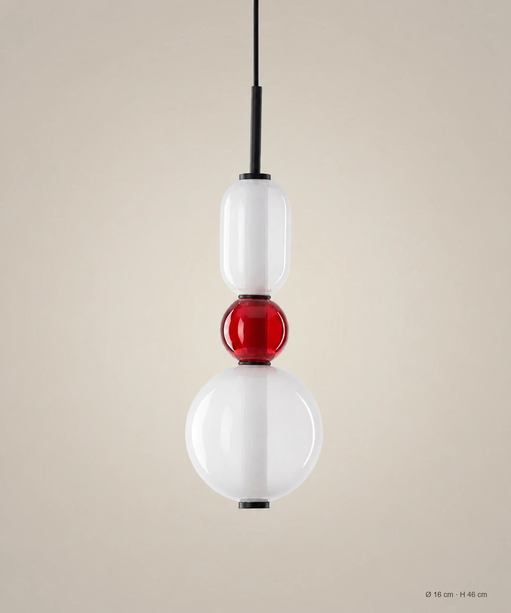 Suspension 3 perles opale et rouge sur fond studio grège, Ø 16 cm, H 46 cm