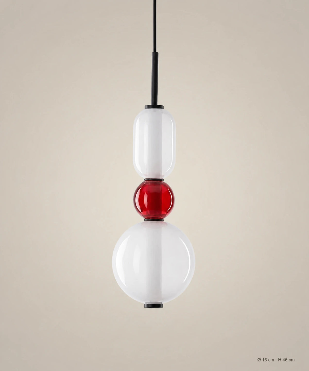 Suspension 3 perles opale et rouge sur fond studio grège, Ø 16 cm, H 46 cm