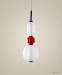Suspension 3 perles opale et rouge sur fond studio grège, Ø 16 cm, H 46 cm