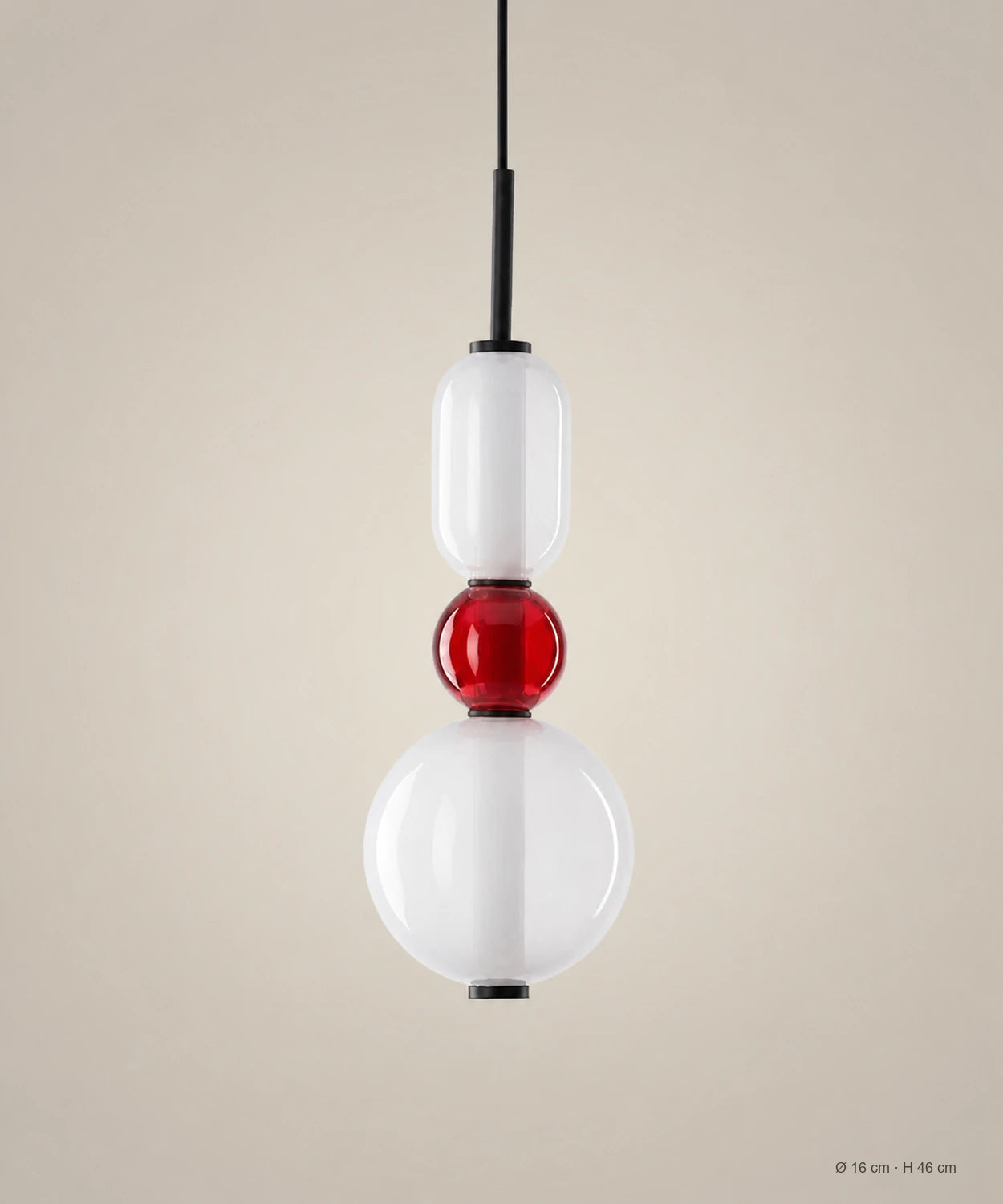 Suspension 3 perles opale et rouge sur fond studio grège, Ø 16 cm, H 46 cm