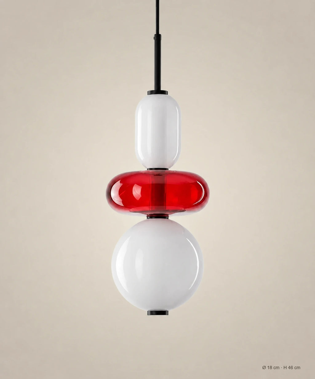 Suspension 3 perles opale et rouge sur fond studio grège, Ø 18 cm, H 46 cm
