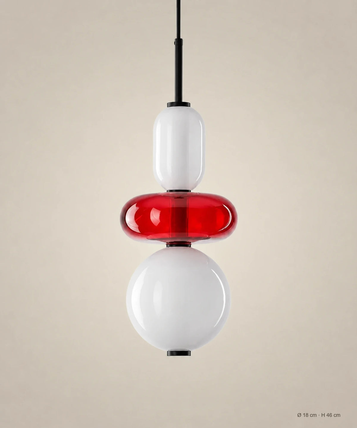 Suspension 3 perles opale et rouge sur fond studio grège, Ø 18 cm, H 46 cm