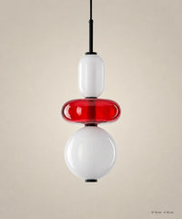 Suspension 3 perles opale et rouge sur fond studio grège, Ø 18 cm, H 46 cm