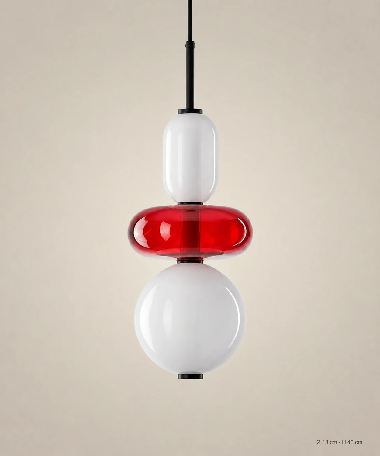 Suspension 3 perles opale et rouge sur fond studio grège, Ø 18 cm, H 46 cm