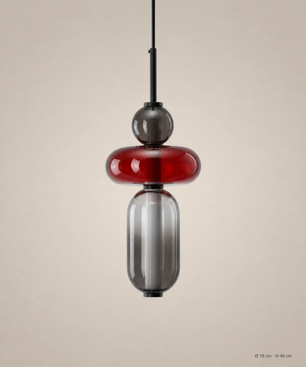 Suspension 3 perles rouge et fumé sur fond studio grège, Ø 18 cm, H 46 cm