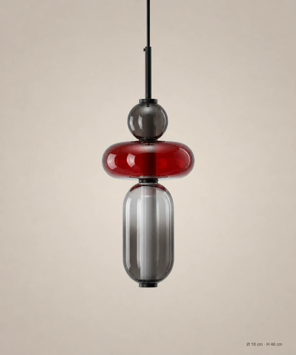 Suspension 3 perles rouge et fumé sur fond studio grège, Ø 18 cm, H 46 cm