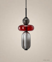 Suspension 3 perles rouge et fumé sur fond studio grège, Ø 18 cm, H 46 cm