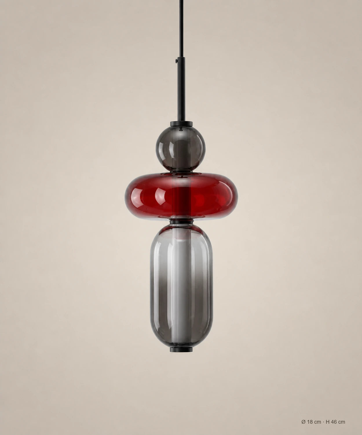Suspension 3 perles rouge et fumé sur fond studio grège, Ø 18 cm, H 46 cm